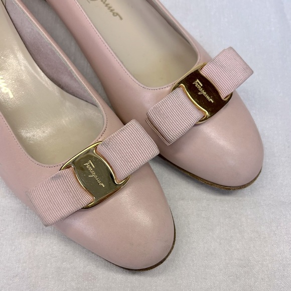Salvatore Ferragamo 8.5 AA Narrow Pale Pink Low Heels Classic Bow Gancini Pumps - Picture 2 of 11